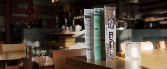 De nieuwe menukaart van restaurant Het Lokaal in Drunen op tafel