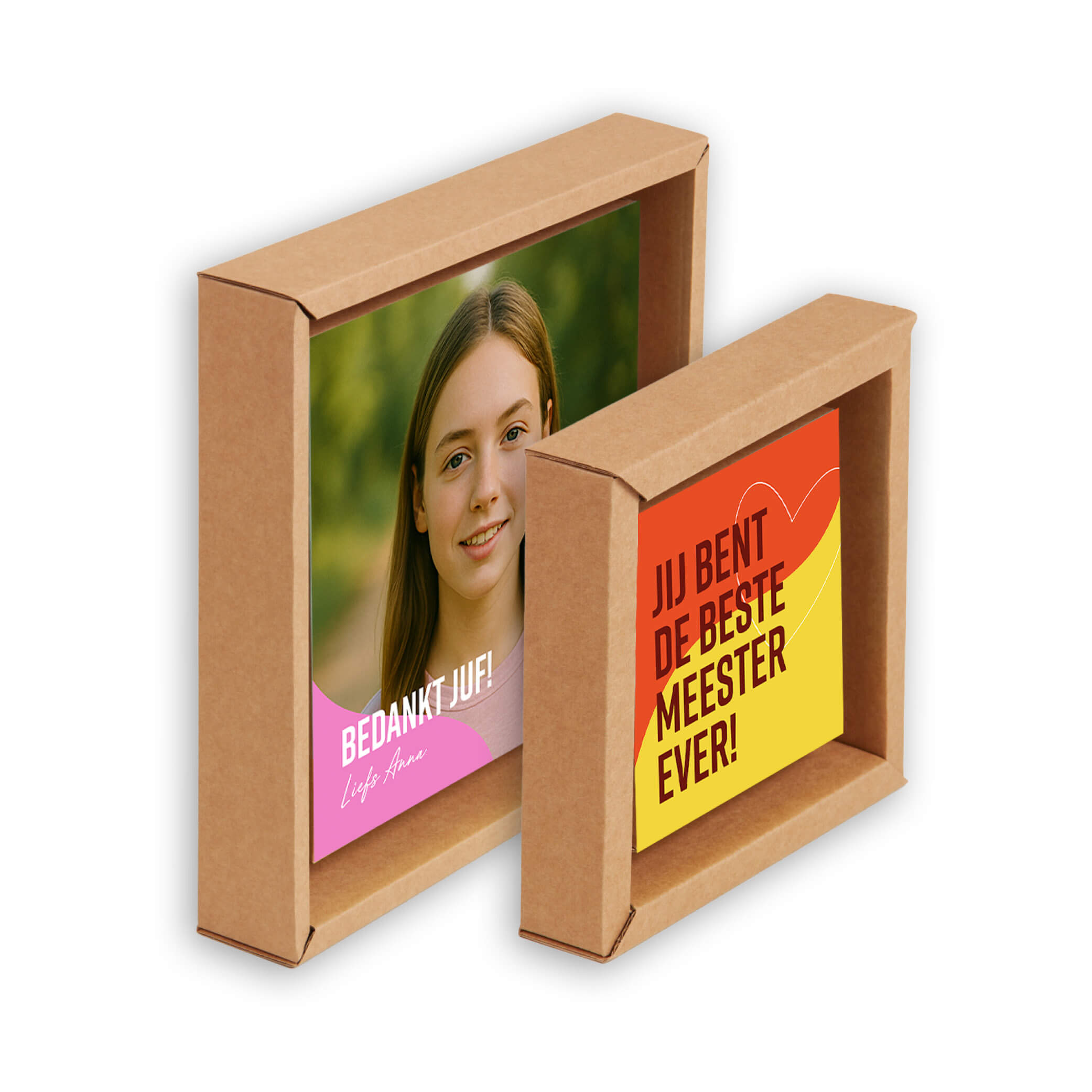 Twee kartonnen bedanklijstjes met kleurrijke bedrukking en persoonlijke teksten.